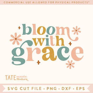 Op de afbeelding: Een digitaal ontwerp met de tekst "bloom with grace" in een retro stijl met pastelkleuren en bloemmotieven. Het ontwerp is perfect voor het maken van ambachten, woonaccessoires en meer.