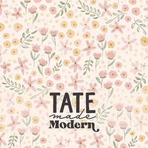 Könnte beinhalten: Ein Aquarell-Blumenmuster mit rosa und gelben Blüten auf einem hellrosa Hintergrund. Der Text "TATE made Modern" befindet sich in der Mitte des Bildes.