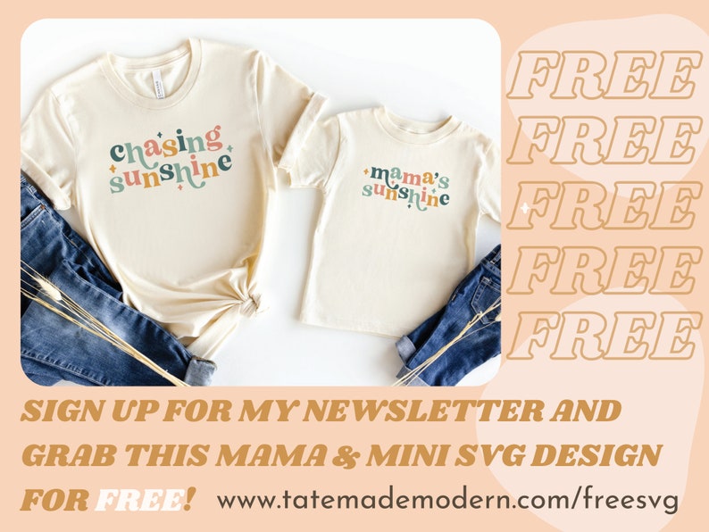 Pode incluir: Um design digital com o texto "chasing sunshine" e "mama's sunshine" em um estilo de fonte retr&ocirc; colorido. O design &eacute; perfeito para criar camisetas, canecas ou outros itens personalizados.