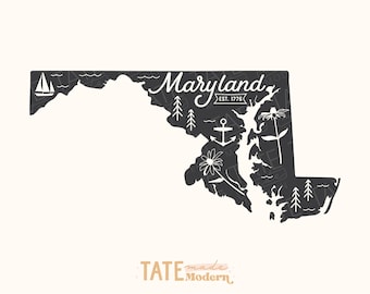 Könnte beinhalten: Schwarz-weiße Silhouette des Bundesstaates Maryland mit dem Text "Maryland Est. 1776" und verschiedenen Illustrationen, darunter ein Segelboot, ein Anker und Blumen.