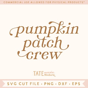 Pode incluir: Um download digital de um arquivo de corte SVG marrom com o texto "pumpkin patch crew" em uma fonte cursiva. O texto é projetado para uso em projetos de artesanato.