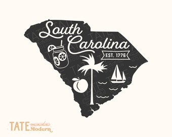 Könnte beinhalten: Schwarze und weiße Silhouette des Bundesstaates South Carolina mit dem Text "South Carolina Est. 1776" und Bildern eines Einmachglases mit einem Getränk, einer Palme und einem Segelboot. Der Text "TATE made Modern" befindet sich am unteren Rand des Bildes.