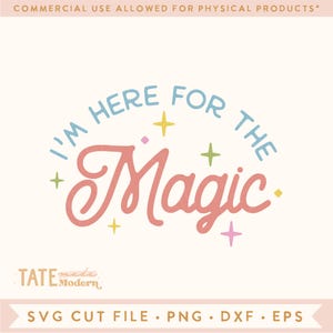 Może przedstawiać: Różowy, niebieski i żółty projekt graficzny z tekstem "I'm here for the magic." z gwiazdami wokół tekstu.