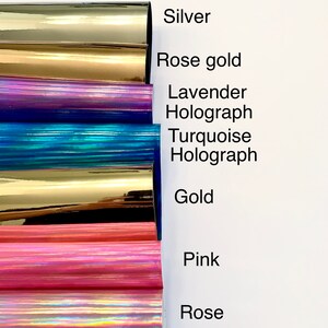 Op de afbeelding: Een close-up van acht verschillende gekleurde vinyl vellen. De kleuren zijn zilver, ros&eacute; goud, holografisch lavendel, holografisch turquoise, goud, roze en holografisch roze.