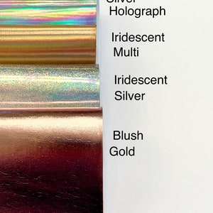 Op de afbeelding: Drie voorbeelden van metallic vinyl in verschillende kleuren en afwerkingen: zilver holografisch, iriserend multi en blush goud.