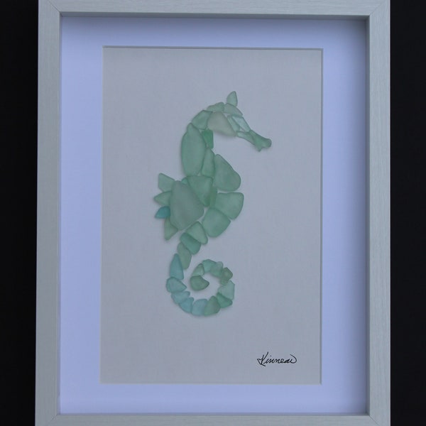 Sea Glass Seahorse - Eco-Art gemaakt van oude colaflesjes die zijn aangespoeld op de stranden van Narragansett, Rhode Island, VS.