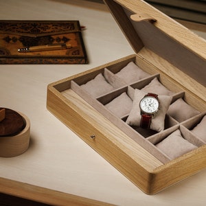 Coffret pour 8 montres en bois massif avec 8 casiers et coussins en suédine beige /cadeau fêtes des pères/cadeau pour homme