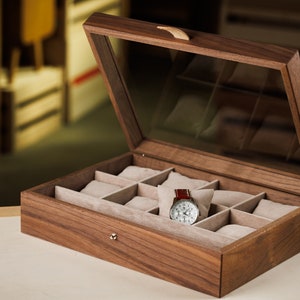 Coffret pour 8 montres en chêne ou noyer massif avec casiers et coussins en suédine beige couvercle vitré / cadeau pour homme