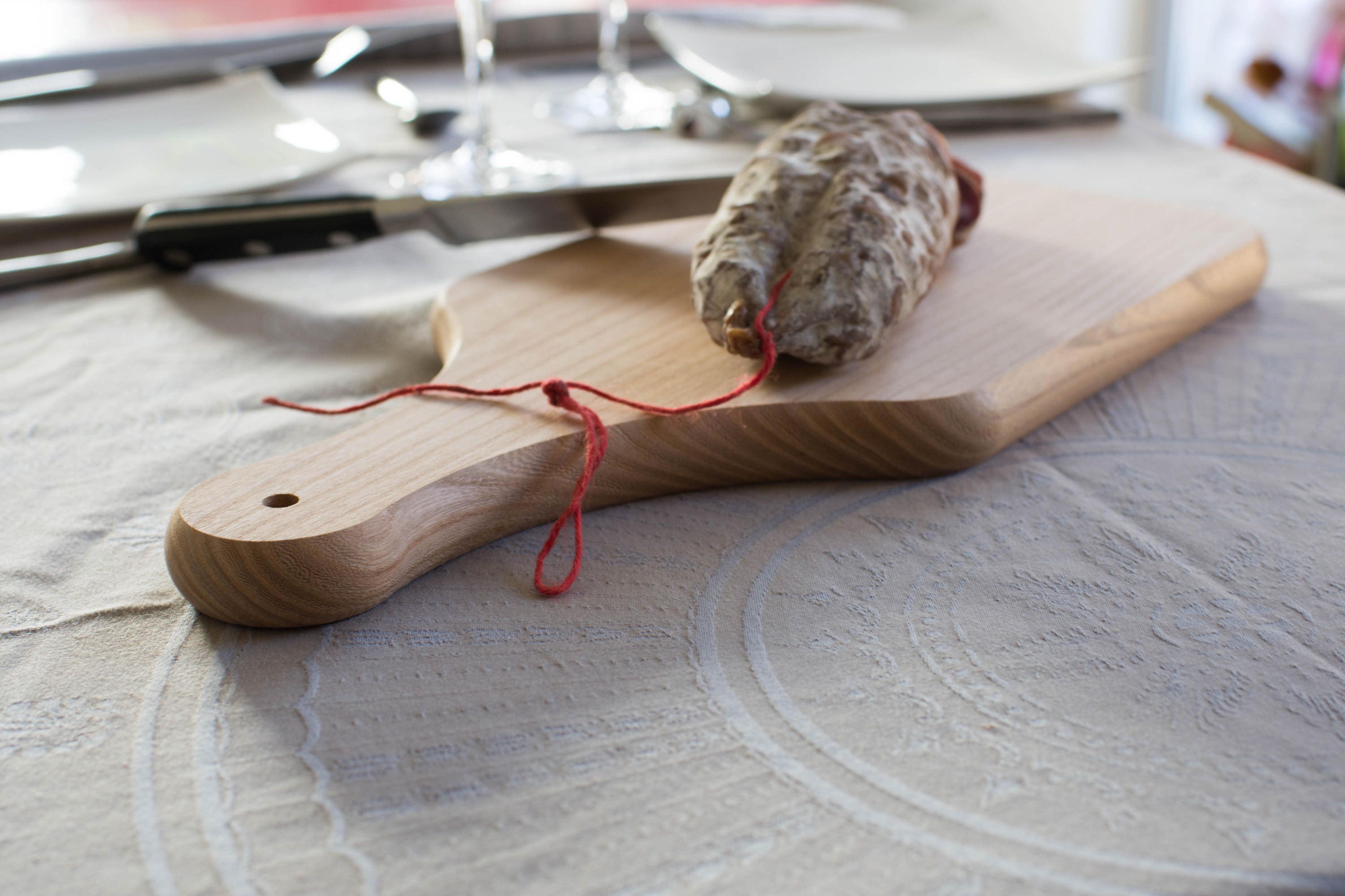 Planche à Découper Style Rustique en Bois de Frêne avec Manche et Réserve Pour Sauce 3 Tailles La Cu