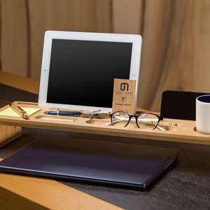 Organiseur surélevé en 3 essences de bois massif pour rangement de bureau et décoration avec emplacement pour téléphone, post-it et tasse