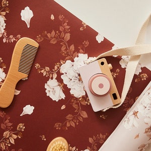 Carta da parati Wildroses – Carta da parati floreale rosso-marrone, murale per cameretta dei bambini in stile boho, stampa botanica calda, tessuto non tessuto, ecologica, realizzata su ordinazione