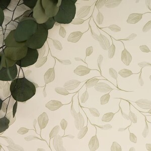 Tapete Eukalyptus Whimsy – Grünes Aquarell-Blatt Wandbild für Kinderzimmer oder natürliches Interieur