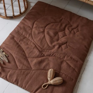 Tapis de jeu pour bébé en lin marron - linge froissé