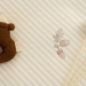 Carta da parati beige Acorn - Carta da parati a strisce neutre per cameretta dei bambini / Decorazione murale foresta scandinava