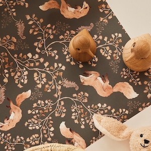 Verspielte Füchse Tapete - Dunkelgrüne Kinder Tapete, Wald Kinderzimmer Wandbild, Öko Vlies Tierdruck, Handgemalte Wald Dekoration