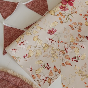 Carta da parati "Indian Summer" - Carta da parati floreale beige, fiori di campo acquerellati, decorazioni autunnali per la cameretta dei bambini, rotolo di carta da parati boho-botanica