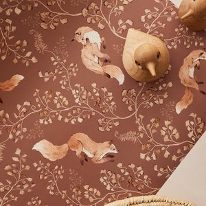 Verspielte Füchse Tapete - Kastanienbraune Kinder Tapete, Wald Kinderzimmer Wandbild, Öko Vlies Tierdruck, Boho Wald Dekor