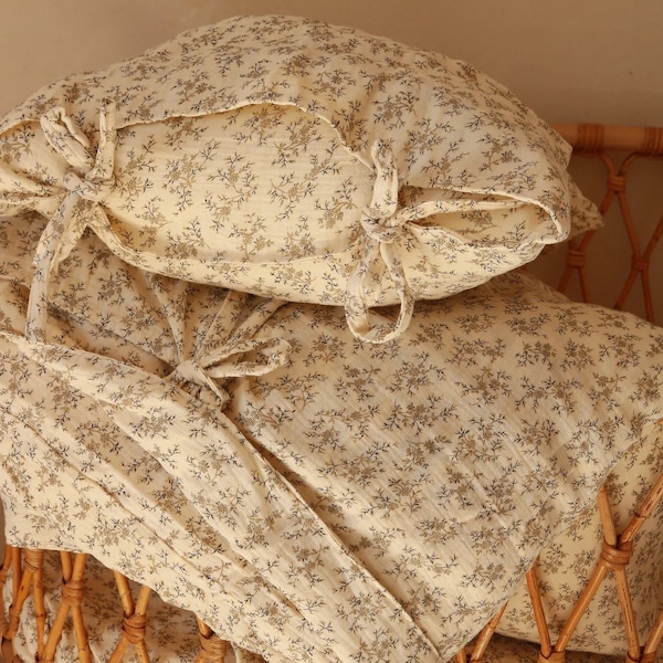 Könnte beinhalten: Zwei cremefarbene Kissenbezüge mit einem zarten Blumenmuster in Braun. Die Kissenbezüge sind aus einem weichen, leichten Stoff gefertigt und perfekt, um jedem Schlafzimmer einen Hauch von Eleganz zu verleihen.