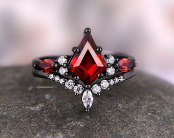 Skye Natural Red Garnet Kite Ring Set- Anillo de compromiso de plata de ley relleno de negro para mujer- Anillo de promesa de piedra preciosa roja único para ella