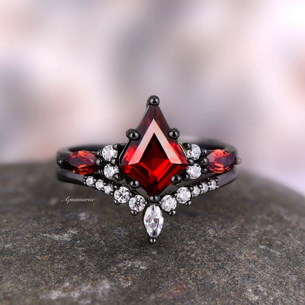 Skye Natural Red Garnet Kite Ring Set- Anillo de compromiso de plata de ley relleno de negro para mujer- Anillo de promesa de piedra preciosa roja único para ella