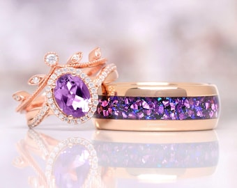 Puede incluir: Un conjunto de dos alianzas de oro rosa. El anillo de compromiso presenta una gran amatista ovalada rodeada de diamantes más pequeños. La alianza tiene una incrustación de purpurina morada.