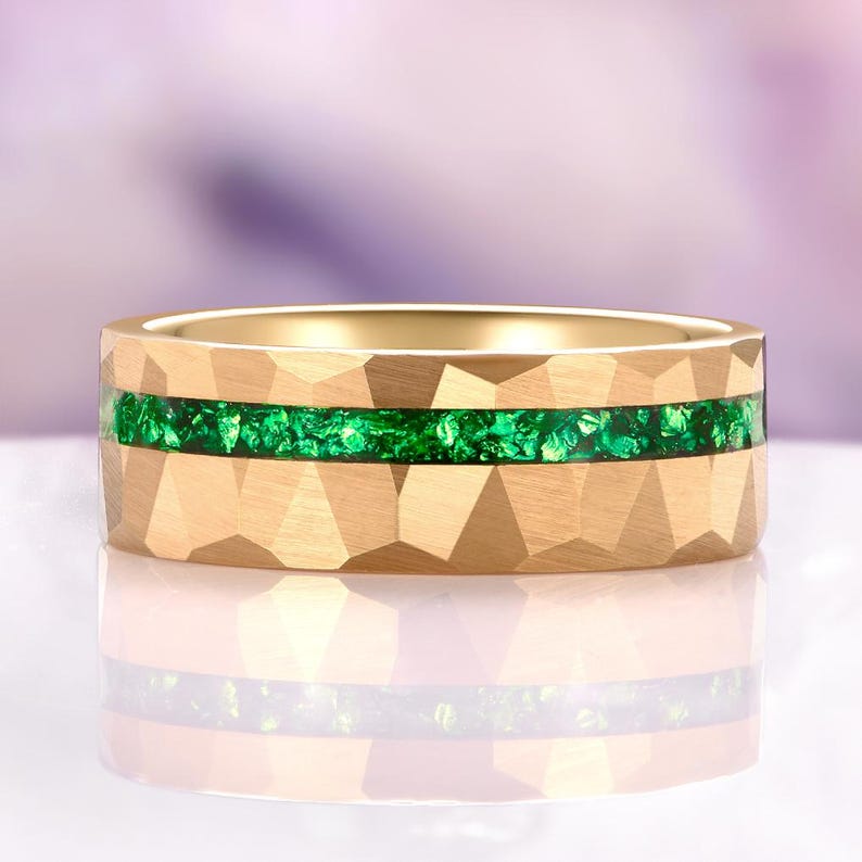 Emerald Mens Wedding Band 8mm Gold Tungsten Carbide Hammered Comfort Fit Ring Bild 5