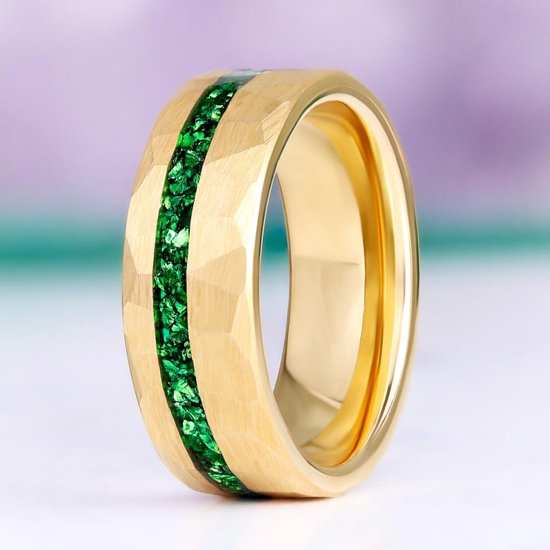 Emerald Mens Wedding Band 8mm Gold Tungsten Carbide Hammered Comfort Fit Ring Bild 1