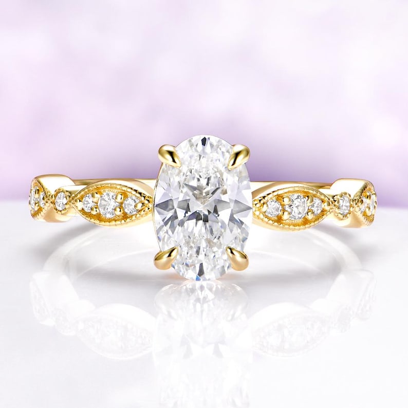 Anillo de compromiso ovalado vintage: oro amarillo vermeil de 14 quilates con pavé festoneado y milgrain. Joyería de inspiración antigua. imagen 1