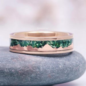 Green Moss Agate Men&#39;s Wedding Band- Mountain Range Rose Gold Tungsten 6mm Comfort Fit Ring- Nature Wedding Ring- Anniversary Gift For Him