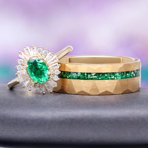 Emerald Mens Wedding Band 8mm Gold Tungsten Carbide Hammered Comfort Fit Ring Bild 8
