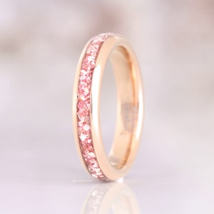 K&ouml;nnte beinhalten: Ein Ros&eacute;gold-Bandring mit einem d&uuml;nnen Band aus rosafarbenem Glitzer um den gesamten Ring.