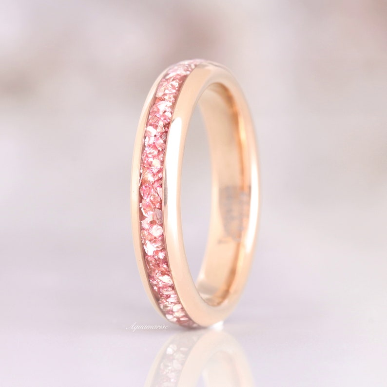 K&ouml;nnte beinhalten: Ein Ros&eacute;gold-Bandring mit einem d&uuml;nnen Band aus rosafarbenem Glitzer um den gesamten Ring.