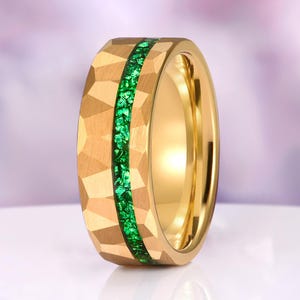 Emerald Mens Wedding Band 8mm Gold Tungsten Carbide Hammered Comfort Fit Ring Bild 4