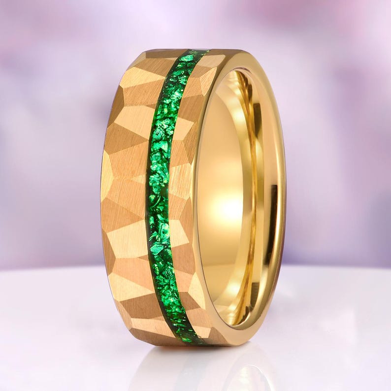Emerald Mens Wedding Band 8mm Gold Tungsten Carbide Hammered Comfort Fit Ring Bild 4