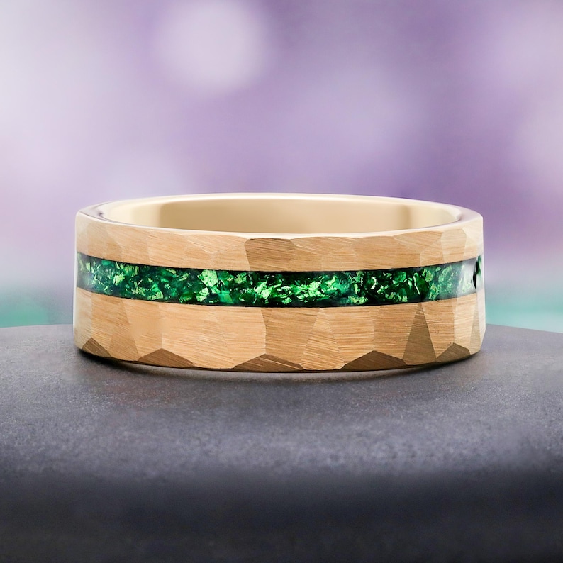 Emerald Mens Wedding Band 8mm Gold Tungsten Carbide Hammered Comfort Fit Ring Bild 3