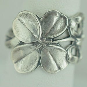 Zierlicher, massiver Löffelring aus 925er Sterlingsilber mit kleinem vierblättrigen Kleeblattmotiv, verstellbar