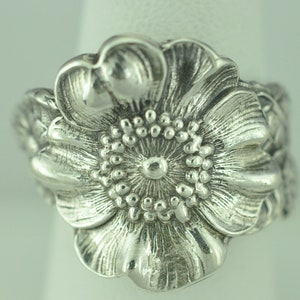 Stor justerbar skedring i massivt 925 sterlingsilver med blommiga vinrankor