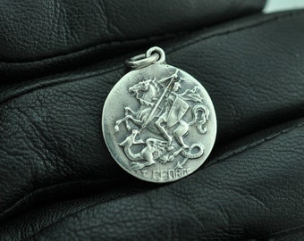 Colgante o dije pequeño de plata de ley 925 maciza de 0,75 pulgadas con la figura de San Jorge matando al dragón.
