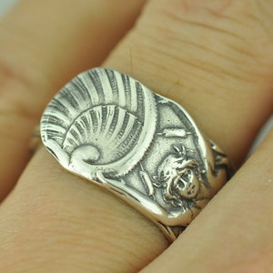 Delicado anillo ajustable de cuchara de melusina con dos colas de sirena en plata de ley 925 maciza