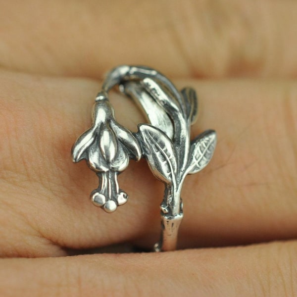Elegant justerbar skedring i massivt 925 sterlingsilver med fuchsiablomma