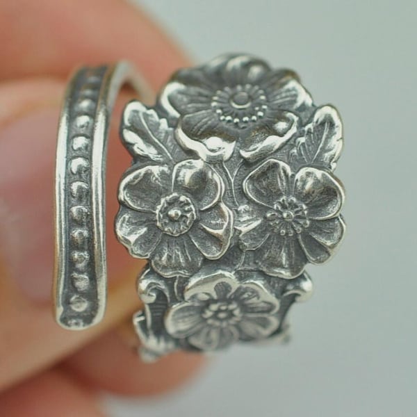 Justerbar skedring i massivt 925 sterlingsilver med förgätmigej-ej-blomma och blommotiv