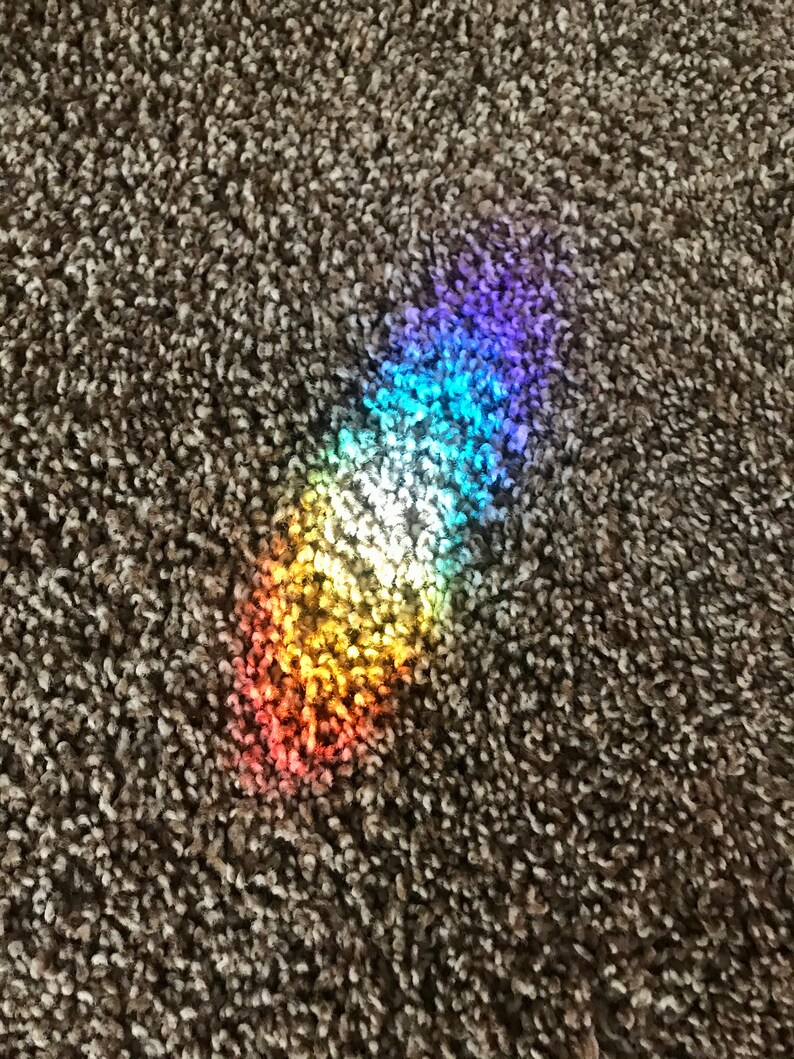Crystal Teardrop Prism Sun Catcher muestra un arco iris de color