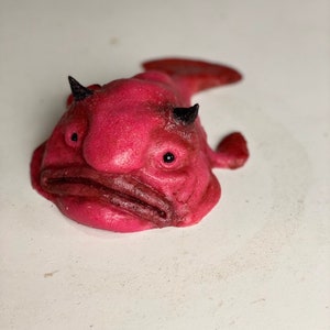 Accesorio de pez borrón de silicona platino, artículo de escritorio original, regalo hecho a mano, realista - Edición Diablo