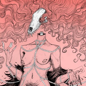 K&ouml;nnte beinhalten: Eine Schwarzwei&szlig;illustration einer kopflosen Frau mit einem Sch&auml;del als Kopf. Sie tr&auml;gt eine Perlenkette und hat langes, flie&szlig;endes Haar. Der Hintergrund ist hellrosa.