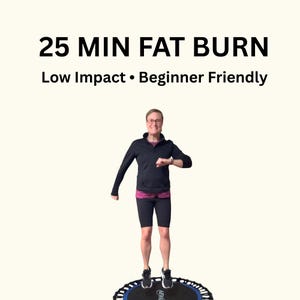 Puede incluir: Una persona con ropa deportiva negra salta sobre un mini trampolín. El texto de la imagen dice "25 MIN FAT BURN" y "Low Impact • Beginner Friendly". La persona lleva gafas y un reloj.