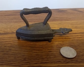 Reproduction Antique Cast Metal Flatiron /& Trivet Miniature for Dollhouse