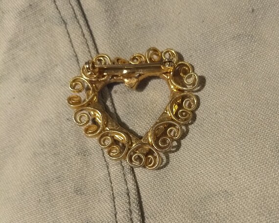 Gold tone frilly heart brooch with multicolor gla… - image 3