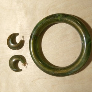 Semitransparent green and gold colored acrylic bracelet and earrings set