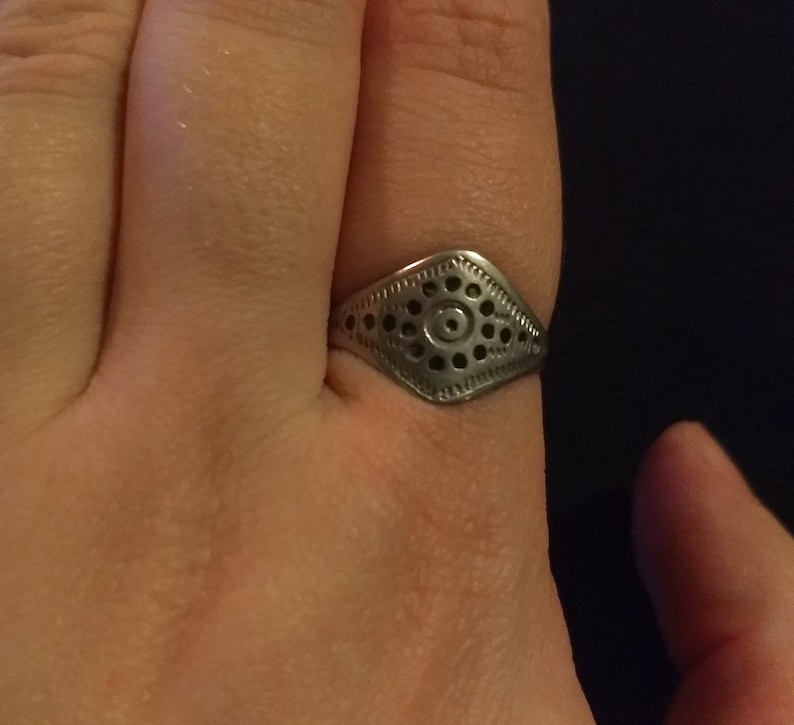 Stamped sterling silver ring with geometric circle pattern design vintage size 9