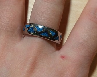 Silver tone band ring with triangle pattern with turquoise chip inlay size US 11 1/4
